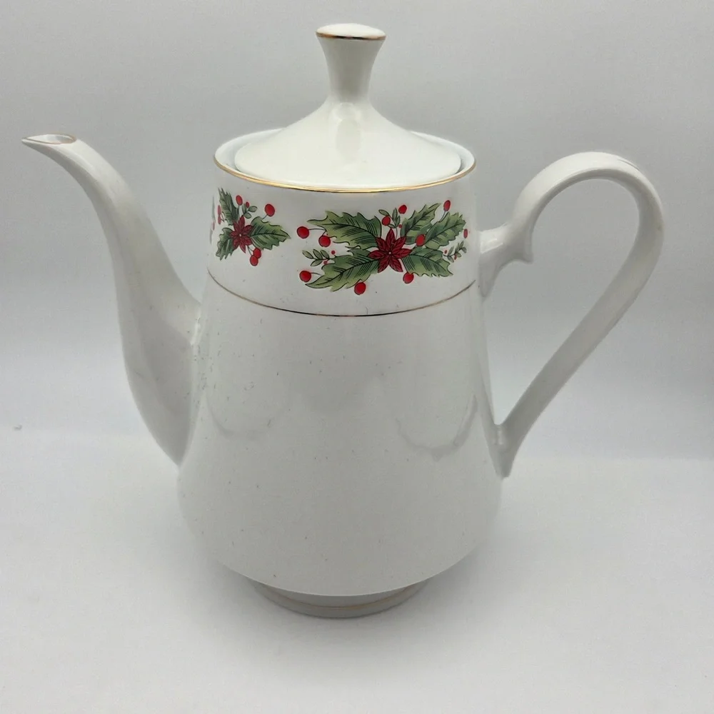 Vintage coffee/ tea / hot chocolate pot Lynns Holly fine porcelain china